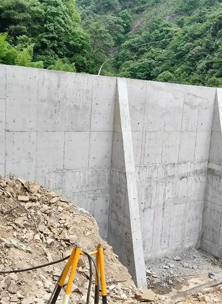 吕梁离石区重力式挡土墙